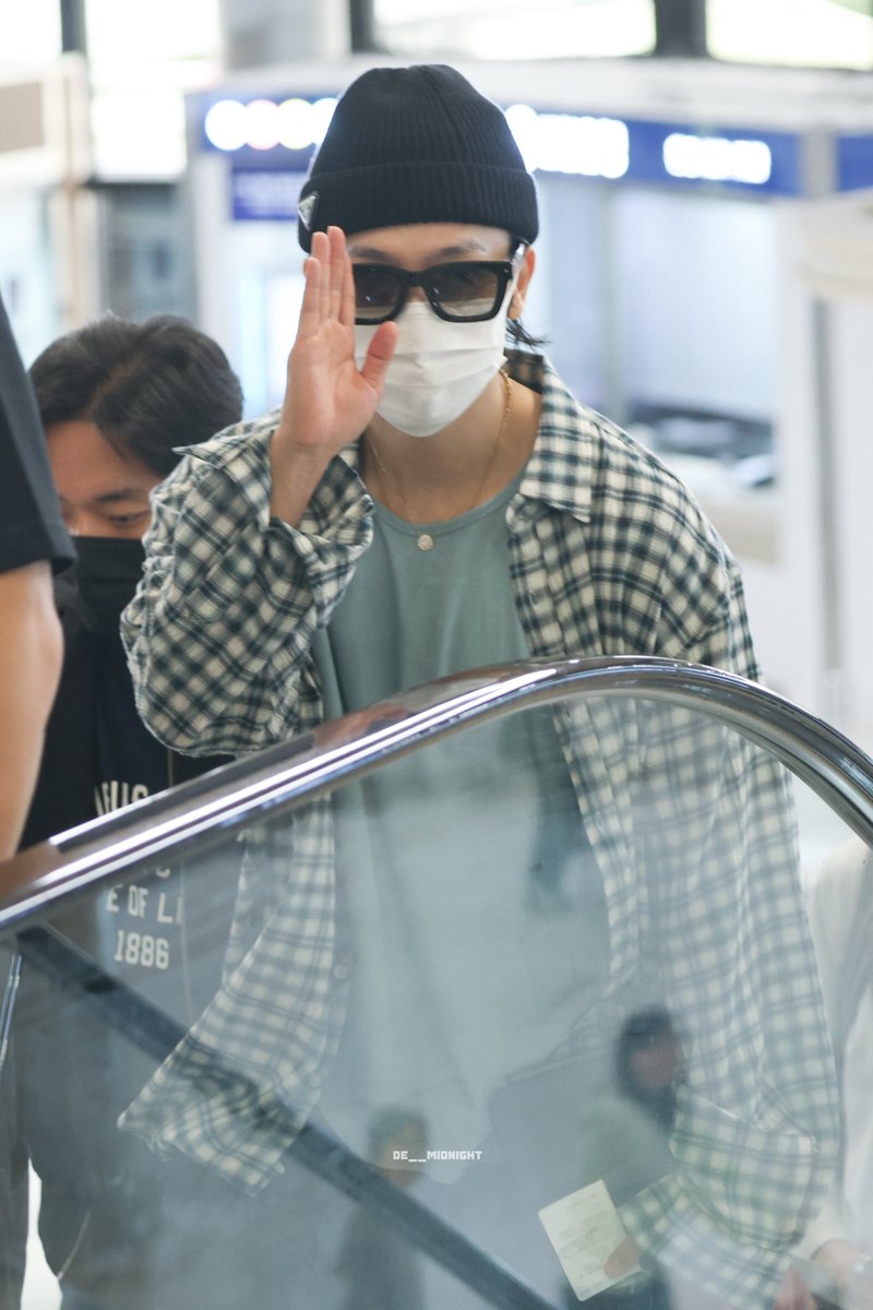 de__midnight's tweet photo. 260716 동해 GMP 출국

🫸🏻😎
@donghae861015 

#DONGHAE #동해 
#SUPERJUNIOR #슈주 #슈퍼주니어 https://t.co/Sf7Xh35AmQ