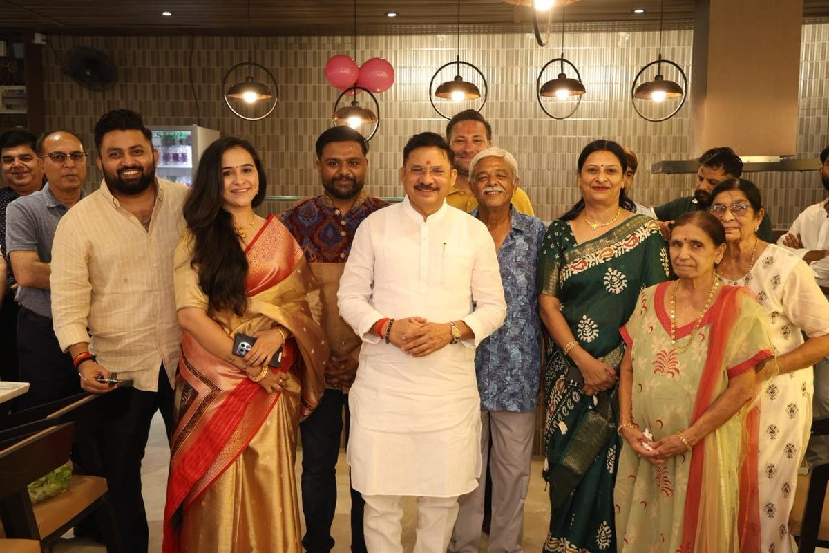 devusinh's tweet photo. મેડાવાળા પરિવારના નવા સાહસ "લિજેન્ડ્સ ઓફ ચાટ" નું નડિયાદ ખાતે ઉદ્ઘાટન કરવામાં આવ્યું તથા શુભકામના પાઠવી. https://t.co/hjSAg52LNs