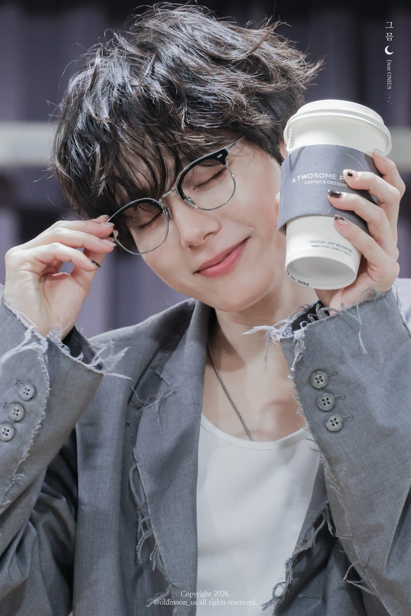 oldmoon_us's tweet photo. 260712 #환웅 디마뮤

회사에 이런 선배만 있었으면.

#원어스 #ONEUS #Hwanwoong #그믐픽_dear_원어스 https://t.co/3AZJLBZZgc