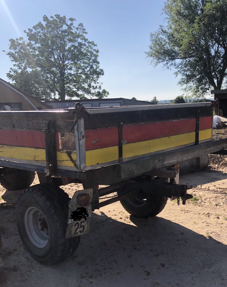 KaiNielsen67's tweet photo. Zu köstlich 😂
Mobiler Fahnenmast auf dem Dorf.
Hier ist die Welt noch in Ordnung.
#Deutschland
#ländlicherRaum
#Dorf
#WM https://t.co/lmO9D89WoW