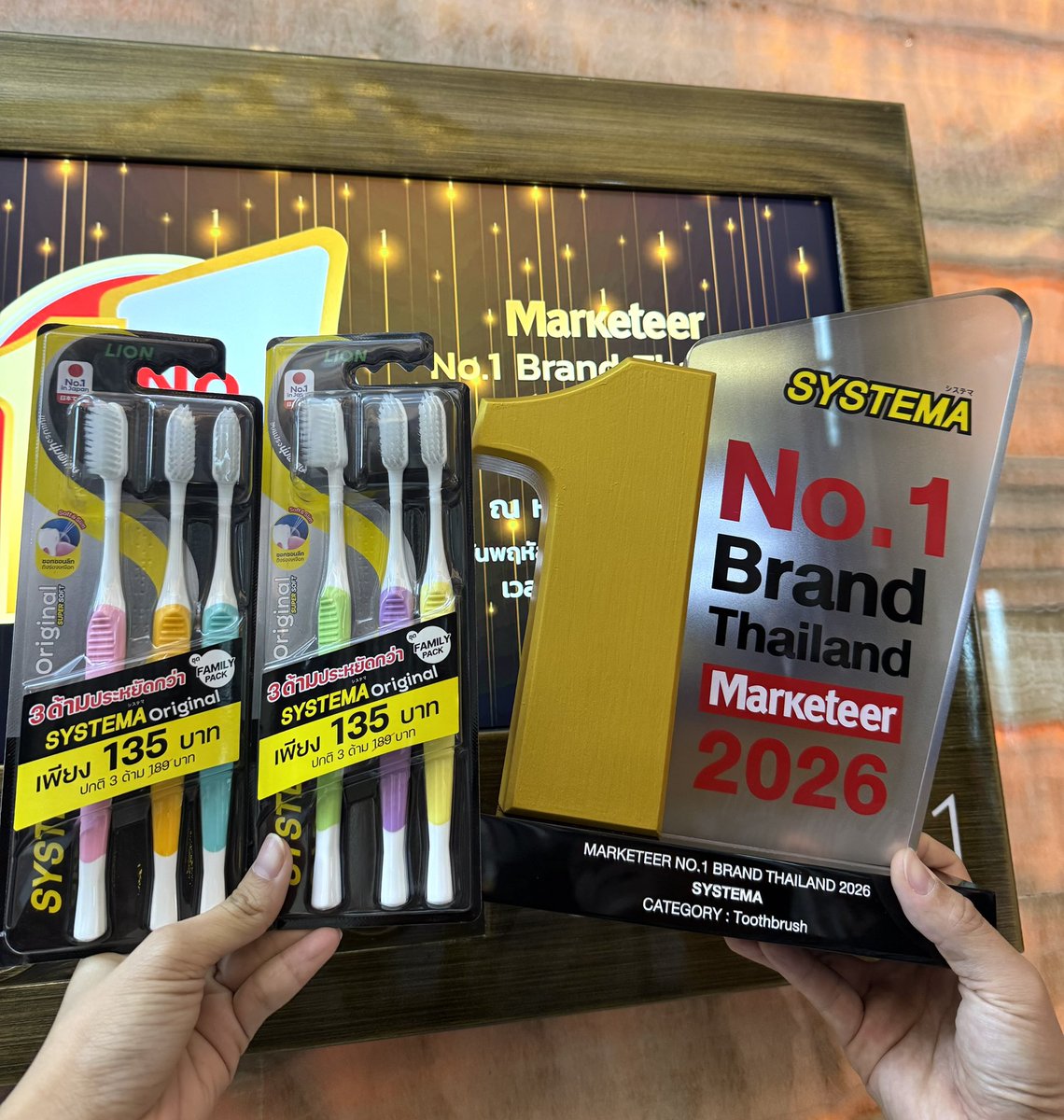 SystemaThailand's tweet photo. พาแปรงสีฟัน 6 สี 🧡💛💚🩷🩵💜
มารับรางวัล SYSTEMA No.1 Toothbrush Brand in Thailand Marketeer 2026
ขอขอบคุณลูกค้าทุกท่านที่ให้ SYSTEMA เป็นแบรนด์แปรงสีฟันที่ทุกๆคนเลือกใช้ครับ
#SYSTEMAThailand #SYSTEMAxPROXIE https://t.co/CirkyXkdPz