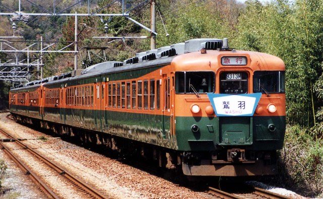 imomonta's tweet photo. 【#俺の撮り鉄史 その63】
2002年3月30日に山陽新幹線の岡山開業30周年で運転された急行「鷲羽」。
これといって下調べもなく、ただ撮影者がいたからという理由で備前田井で途中下車してホーム先から駅撮り。

AIにて白っぽさを補正した。

#フィルムカメラ #宇野線 #165系 https://t.co/5PBHXJW0t7