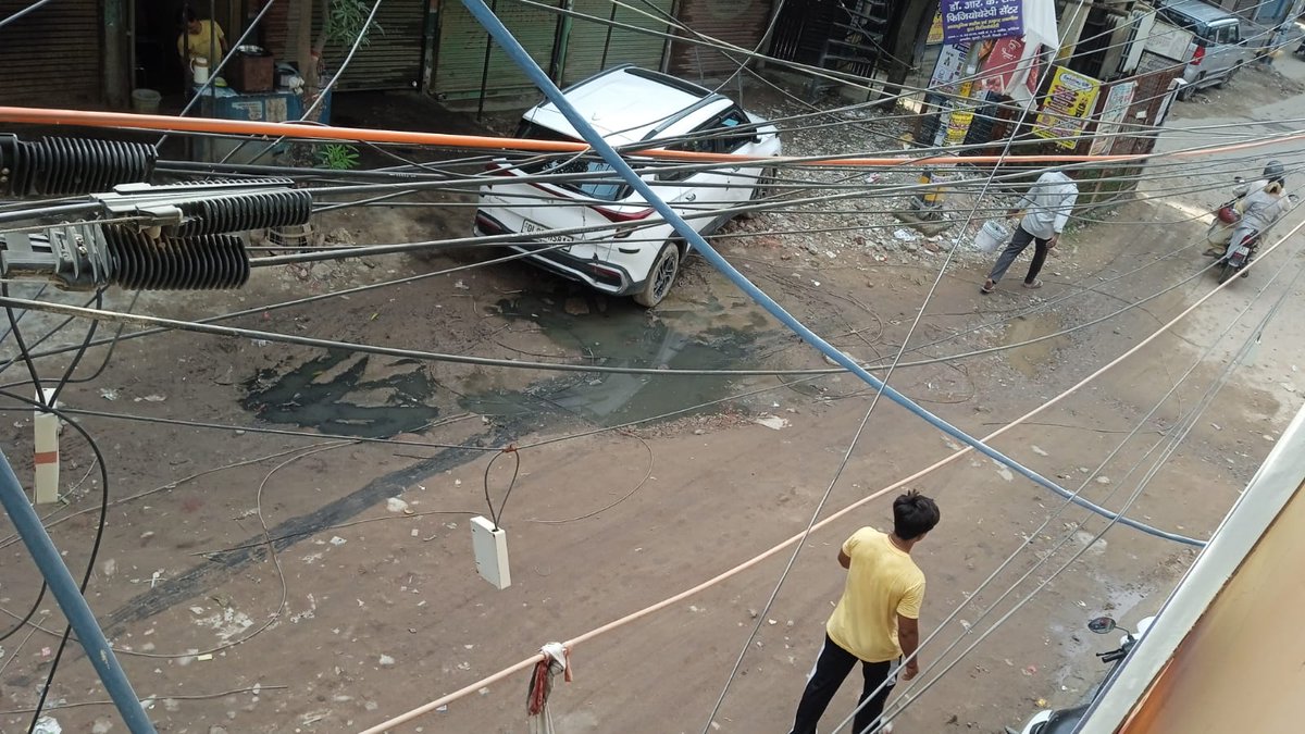 Deepanshu304's tweet photo. @Sanjeev_aap Aabe makkar kon sa 41 foota Road bnva diya tune? https://t.co/HlkLQ2QAyv