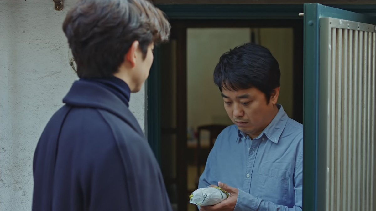 LovewinS2ll's tweet photo. 도깨비에서 샌드위치가 주는 의미도 참좋았음..
김신이 여럿에게 건넨 샌드위치는 신이주는기회이자 위로였고, 이걸 통해 더 나아가길 바랐음 
그 선택은 온전히 본인의 몫이고
마지막화에서는 늘 주기만 했던 김신 또한 세상에서 멀어지고 있을 때 인간에게 샌드위치를 건네받으며 생의 의지를 되찾음 https://t.co/fdnHsIoFYR
