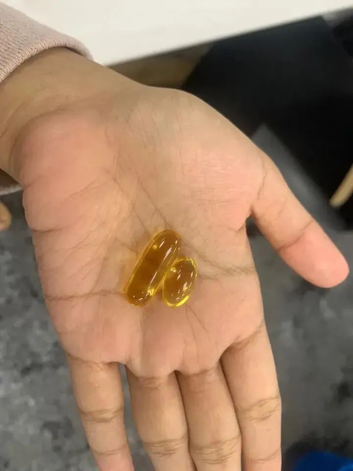 faradistyy's tweet photo. MAU SUNGKEM sama kakak kakak yang pertama kali nemuin KOMBO ini. Kok bisa-bisanya kepikiran digabungin 😫

Vitamin D3 + Omega 3 + Magnesium

Semenjak minum ini badan jadi lebih enakan, berasa enteng, gak gampang pegel, tidur jadi lebih nyenyak💯
Bangun tidur seger, kerja jadi fokus, gak dikit-dikit ngeluh capek.
THANK YOU YAAA😘