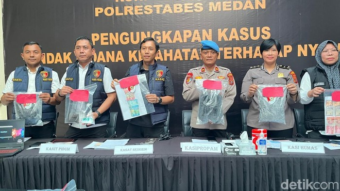 LambeSahamjja's tweet photo. hati hati buat yang suka open B*, ASN BPN nias t*w4s l*mp4t dari lantai 12:
- diperas cewek *pen B*
- korban (al, 27) pesan wanita lewat michat, 10 juli 2026 dini hari
- pelaku paksa minta tambahan bayaran rp4,5 juta usai berhubungan
- bahkan minta SK asn 
- korban tolak bayar, merasa terdesak, ancam lompat dari lantai 12
- pelaku malah persilakan, tidak mencegah 
- korban benar lompat