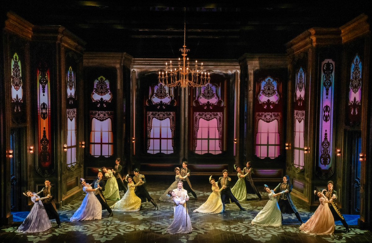 lovethemusical's tweet photo. "타인의 존중은 선택할 권리를 열어주고, 나 자신을 온전히 존중하는 순간 그 선택을 실행할 용기가 생긴다. 그러니 안토니는 '불멸의 연인'이 아닌, 자기 삶의 선택권을 되찾은 사람으로 기억되어야 한다."

공연 속 여성 캐릭터를 다각도로 조명하는 장경진 칼럼니스트의 칼럼이 더뮤지컬 웹사이트에 게재되었습니다. 스물여덟 번째 주인공은 뮤지컬 <베토벤>의 안토니입니다.🌹

🔗https://t.co/DB1jTV7yID