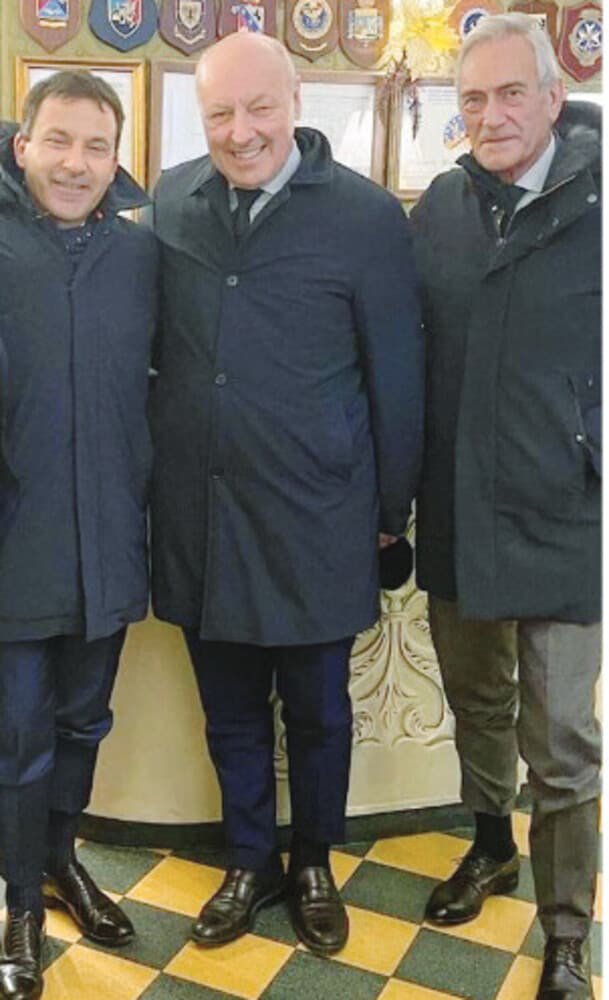 mirkonicolino's tweet photo. (Corsera) 5 aprile 2025, #Rocchi diceva a #Pinzani: «Ho sentito stasera #Viglione per altre cose che ti dirò più avanti, lui è #interista e m’ha detto: “Gianluca complimenti, l’arbitro ha arbitrato benissimo”». Nonostante Rocchi fosse intercettato, di queste conversazioni non ci sono registrazioni, forse hanno usato Whatsapp, si chiede l'autore dell'articolo
