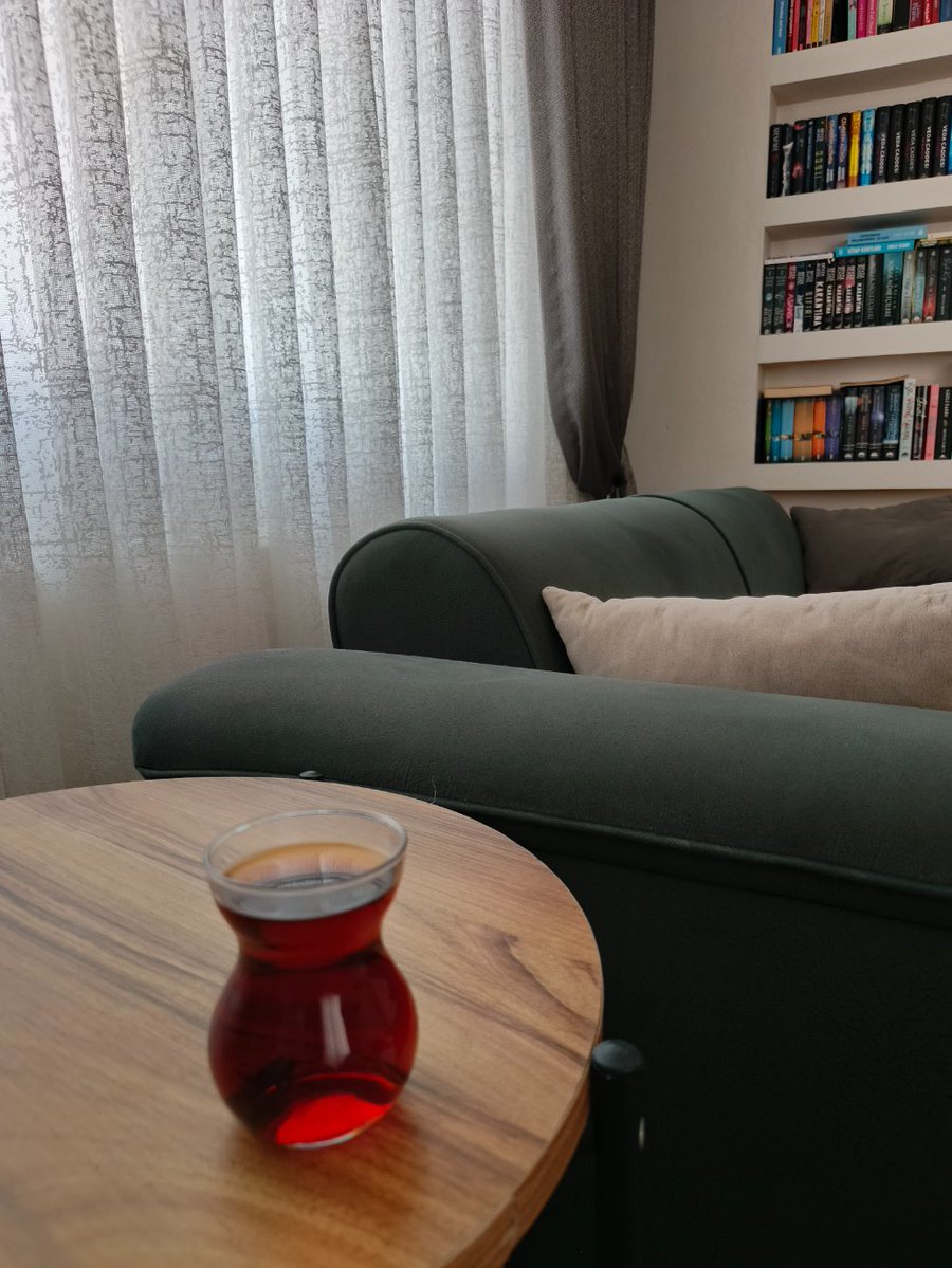 biran_simsek's tweet photo. Hala bir şeylerin düzeleceğini  umutla bekliyorum. Kendime ayrı iyimserliğime ayrı kurban olayım. 
#perşembe
#Günaydın🌼🌞 https://t.co/OfdjwRs1hF