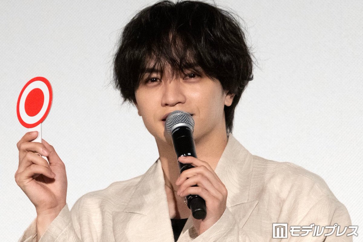 modelpress's tweet photo. 【写真追加】中島健人＆長濱ねる
映画『ラブ≠コメディ』公開御礼舞台挨拶🎊

中島は撮影中カッコ良すぎてNG出す
💬「監督が、バーって走ってきて、『何だろう？』って思ったら、『中島さんがカッコ良すぎる！ NG！』って」

📸フォトギャラリー
https://t.co/hSVwJG6Y8L https://t.co/u631ZK7xVm