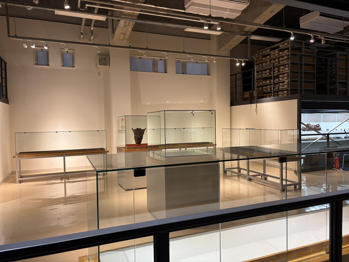 maibunkan's tweet photo. 7/16のまいぶんKAN展示室👀

25日からの特別展のため、展示ケースを一度空っぽにしました。

実は、先ほど同じ投稿をしたのですが、開催日を間違えて24と書いてしまったので直しました。
早々に反応頂いた方、すみません！
特別展は、7／25(土)からです。

1週間でこの中身がキチンと満たさ��るのか？ https://t.co/Qj8aYWDlkP