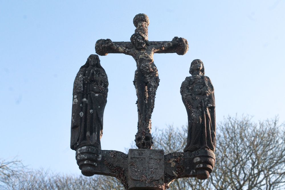 Breizh_Info's tweet photo. ⛪ SCANDALE — Le tribunal administratif de Rennes ordonne le retrait d'un calvaire breton… érigé en 1652 ! Reproduit à l'identique sur son socle d'origine, il devient par magie juridique un « nouvel emblème religieux » interdit par la loi de 1905. 

Les responsables de cette folie anti bretonne et catholique : la Libre Pensée, comme d'habitude.

 Nos racines dérangent. 🔴 #Bretagne #laïcité