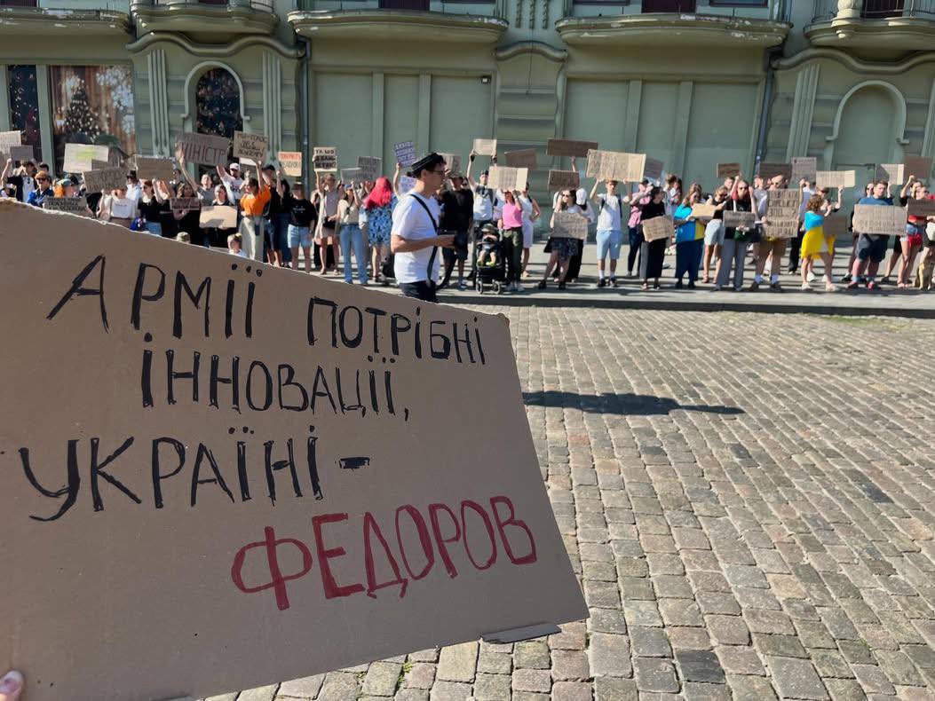 GloOouD's tweet photo. Mass protests against President Zelenskyy’s decision to dismiss Ukraine’s Defence Minister Mykhailo Fedorov from his post!

Mr President, if your approval ratings matter to you, then you should listen to the people! Reinstate Fedorov! https://t.co/2I8Dg5Y2yy