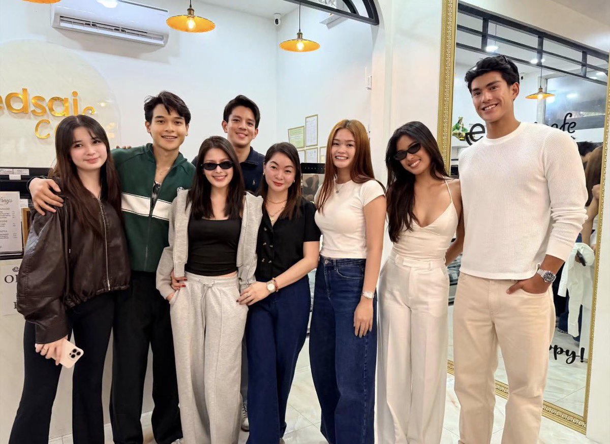 euphoriazr's tweet photo. aza with her co-sparkle artists hours before their mall show later https://t.co/UwN8T4V3YO