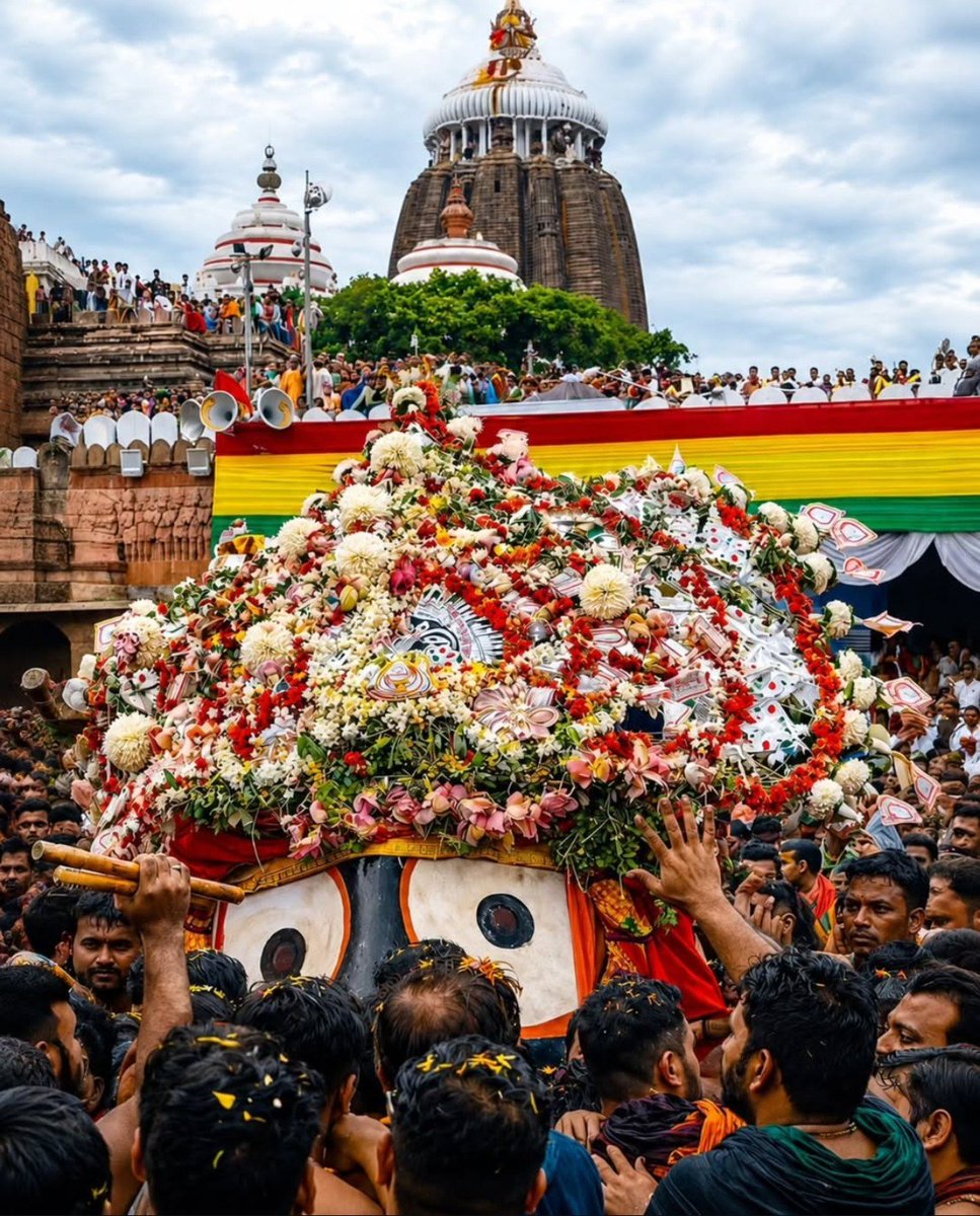 madhviojhaa's tweet photo. Such is the compassion of Bhaktavatsala Mahaprabhu, He leaves His own sanctum and comes out Himself to grace His devotees with Darshan.. 🙏 https://t.co/AOyOhUk7Jc