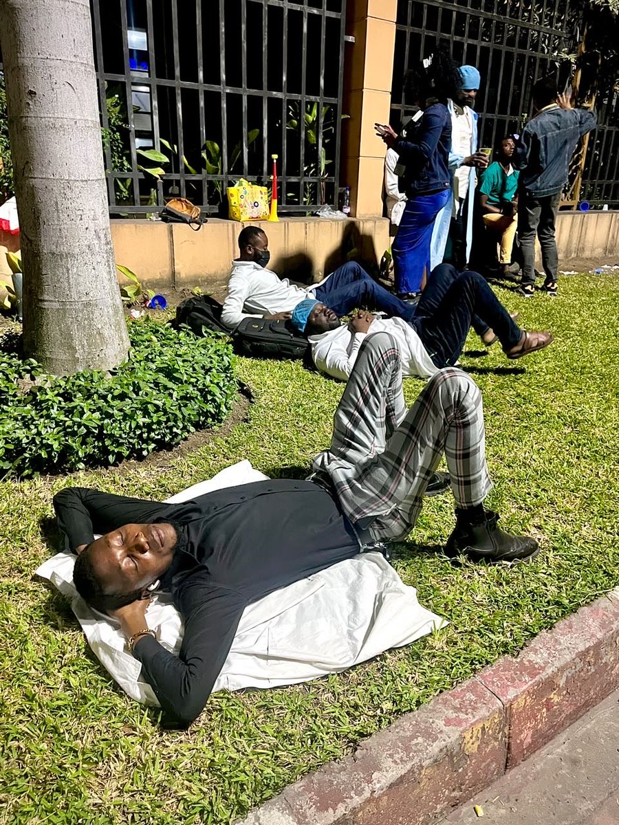 wembi_steve's tweet photo. 🛑‼️🚨La #RDC est un pays difficile à comprendre.

Le président Tshisekedi avait qualifié les #FARDC de « clochards ». Aujourd’hui, ce sont les médecins 🥼 qui sont traités avec mépris.

À Kinshasa, des agents de la Police nationale congolaise (PNC) ont aspergé d’eau des médecins rassemblés devant l’Immeuble Intelligent. Ces derniers y avaient passé la nuit pour réclamer le paiement de leur prime de risque, fixée à 1,8 million de francs congolais.

Cette situation relance le débat sur les conditions de travail et le traitement réservé aux agents des services publics en RDC.