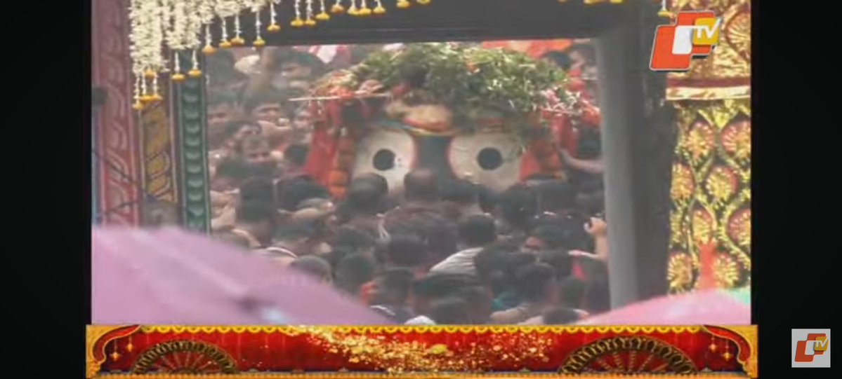 princess_sradha's tweet photo. ହୋ ଭକତେ...ଦେଖ ଦେଖ କିଏ ଆସୁଛି । ସେ ବିଶ୍ୱ ନିୟନ୍ତା....ତ୍ରାଣ କର୍ତ୍ତା....ଭକତଙ୍କ ଗହଳି ଯେତେ ବଢ଼ୁଛି...କାଳିଆ ସେତିକି ଝୁମି ଝୁମି...ଢଳି ଢଳି ଆସୁଛି 

 ଧନ୍ୟ ହେଲା ଏ ଚର୍ମ ଚକ୍ଷୁ । ଅପେକ୍ଷାର ହେଲା ଅନ୍ତ । ରତ୍ନବେଦୀରୁ ଓହ୍ଲାଇଆସିଲେ ଜଗତର ନାଥ.. ଆରମ୍ଭ ହେଲା ମହାପ୍ରଭୁଙ୍କ ପହଣ୍ଡି 
#puri
#RathYatra https://t.co/zrbIvhGL5v
