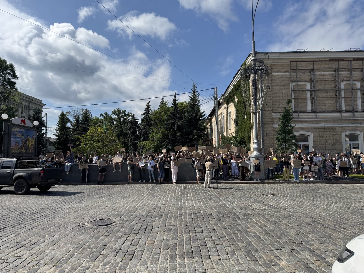 a_shyrshyn's tweet photo. Це вибір не між Федоровим і сирським, це вибір між «людьми з картонками» і підарами.

Харків - це 🔥 https://t.co/mTLkh2d9Zb