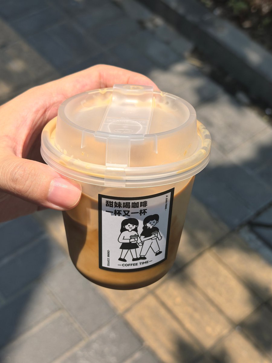 djaatoek's tweet photo. [Stumbled on this iced matcha latte with a perfect foam heart at a tiny corner café—sweet, creamy, made my busy weekday just glow! ]， https://t.co/GQ8eamteJK