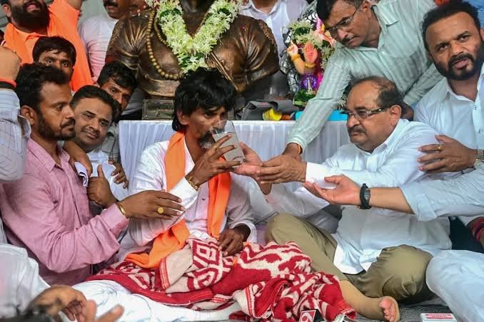 anubhavgupta_ji's tweet photo. Pic 1: "Manoj Jarange Patil"

>Demanded Maratha Reservation.
>Fasted for just 10 days.
>Govt fell on its knees & granted it

Why reservation?
Nobody knows! Just greedy privilege without belonging to any depressed class.

Pic 2: "Sonam Wangchuk"

>Fasting for 20 days.
>Has lost ~10kg.
>BP & Sugar levels are dangerously low.
>Almost in dying situation.

Crime??
Demanded a fair, leak-proof education system.  

Shameful hypocrisy! BJP Govt bends over backwards for reservation politics, but refuses to leave the chair despite years of massive scams, corruption & looting thousands of crores from the public exchequer.