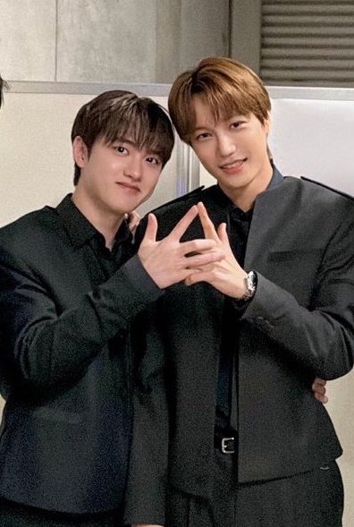 kaispanties's tweet photo. the way his hand still remained on jongin's waist.. https://t.co/Ruq8vRg9Zr