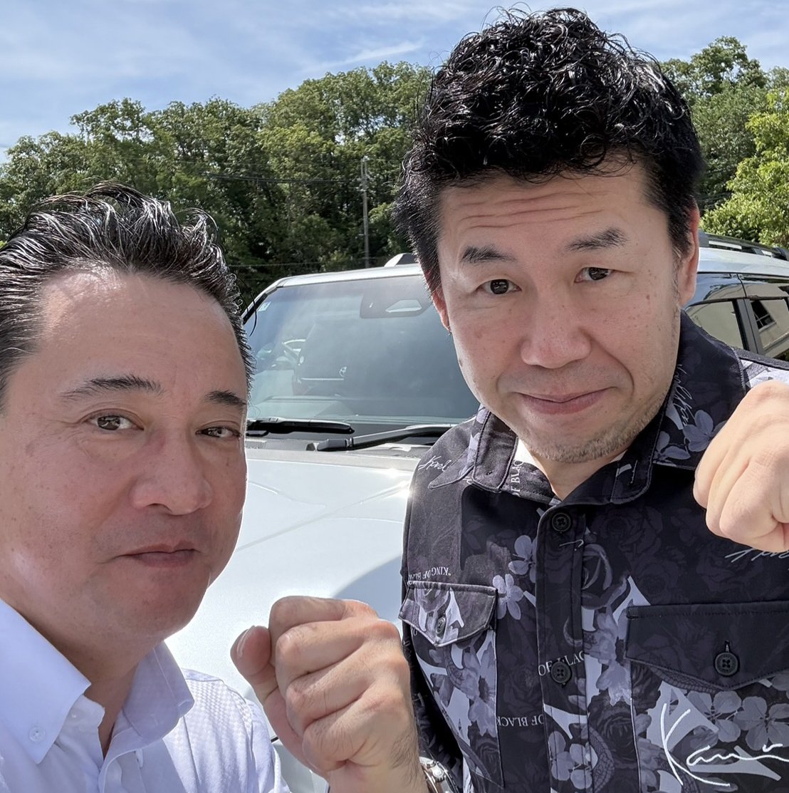kankifukui's tweet photo. 7月15日㈬
NHK党ファミリーの皆さんと、神戸拘置所へ差し入れと面会をしに行ってきました。
バタバタしていて集合写真を撮るのを忘れてしまったのですが、戸塚敦士さんとはツーショットでパシャリ。

前日の夜に多田ひとみさんからお預かりした立花党首への差し入れとお手紙は、お母様にお渡しして面会してもらいました。
お花は差し入れは出来ませんでしたが、お手紙は中で読んでもらうことが出来たとのことで、この日も立花党首は元気にされていたそうです。
それと１つ朗報！
神戸拘置所はエアコンがあるらしく、涼しく過ごせているとのことでした！

党首のお帰りが待ち遠しいですが、ボク自身が出来るのはとにかく信じて待つこと、そしてNHK党公認の尼崎市議会議員として市民の皆様の為にきちんと仕事をしていくこと。
これからもしっかり活動を続けていきます。
NHKから国民を守る党を応援してくださる支持者の皆様、いつも支えていただき本当にありがとうございます。

注）１枚目の画像はイメージです。

#立花孝志
#神戸拘置所
#NHK党
#戸塚敦士
#多田ひとみ