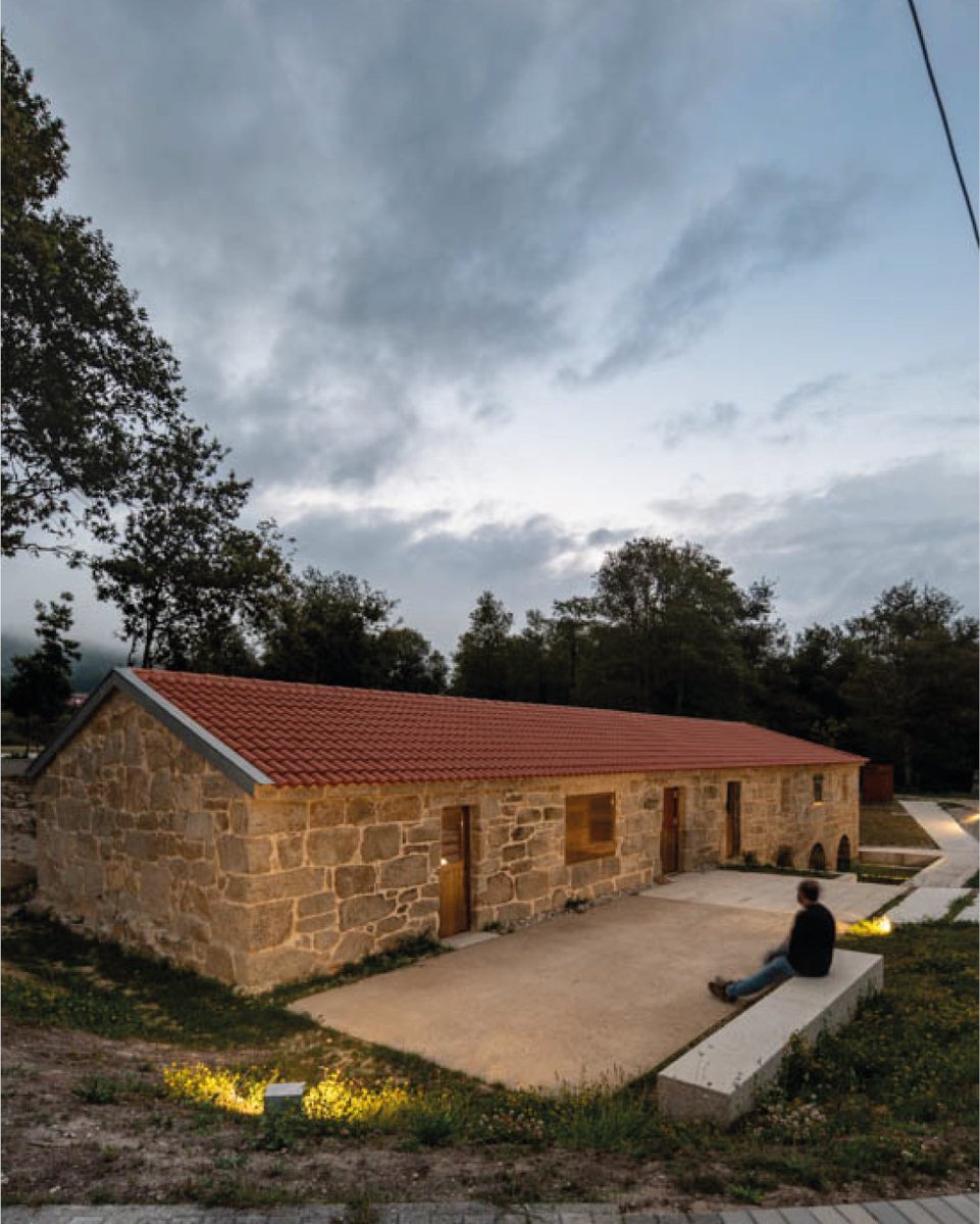 Hispalyt's tweet photo. La rehabilitación del molino “Porto do Molle” en Nigrán (Pontevedra) firmada por el estudio Gándara-Pons fue inscrita en la categoría de Rehabilitación en el Premio de Arquitectura de Teja de Hispalyt 2023-2025, y resultó seleccionada para la web. Se trata de una edificación del siglo XVIII que consta del propio molino, almacén y vivienda anexos en un único volumen en el que el sótano está abierto al exterior mediante tres arcos de medio punto por los que circulaba el agua tras moverse el mecanismo de rotación.

La propiedad demanda la rehabilitación del edificio del que solamente se conservan los muros de granito, así como el piso de piedra sobre el infierno del molino. Se pretende acondicionar el espacio reparando muros e incluyendo una cubierta de madera para el conjunto del edificio, además de incorporar aseos y una sala de exposiciones anexa a la que albergaba la maquinaria de molienda.

🏠 @VereaTejas
📸 Héctor Santos-Díez

Ya está disponible el vídeo del Acto de Entrega de los Premios de Arquitectura de Hispalyt, celebrado el pasado 4 de junio en La Casa de la Arquitectura. Descúbrelo en nuestro canal de YouTube: https://t.co/Wp6pTAYs2I

¿Quieres conocer los proyectos que han destacado en esta edición de los Premios de Arquitectura de Hispalyt? Ya puedes consultarlos aquí: https://t.co/loinK06sMx 👏

#juevesdearquitectura #PremiosArquitecturaHispalyt2025