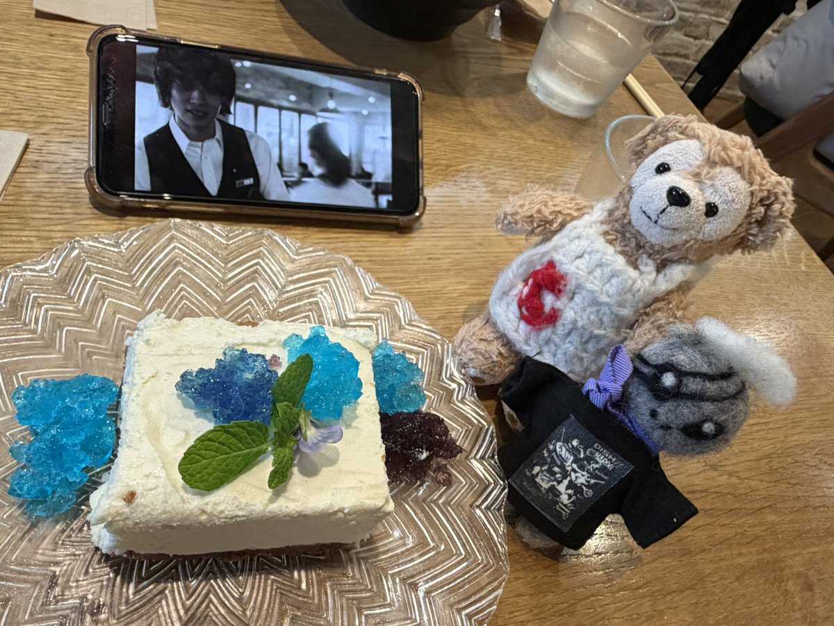 MiyabiParis's tweet photo. 不憫なタケミッチのカフェで休憩😊 https://t.co/ZAFukGQoxQ