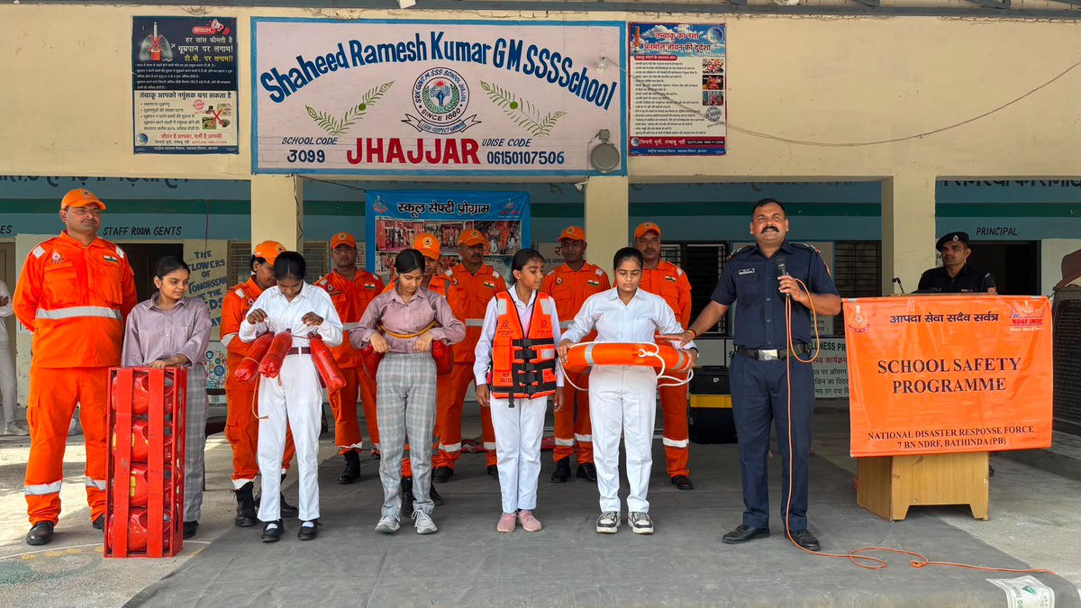 07NDRF's tweet photo. #Team7NDRF conducted Disaster Management Training Programme for students at GMSSS Jhajjar(HR). The programme covered disaster preparedness, first aid &amp; life-saving skills to enhance emergency response capabilities. 

@NDRFHQ @ANI @ndmaindia @HMOIndia https://t.co/ca46MsMUWd