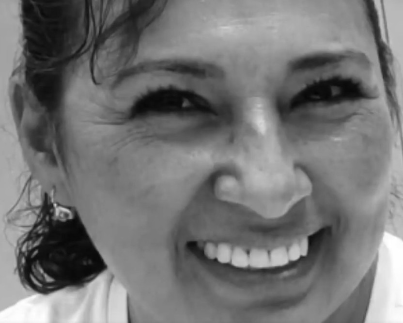 lahistoriaec's tweet photo. Morir cruzando la calle. Nelly Almache, de 52 años, murió tras ser atropellada mientras cruzaba la avenida Francisco de Orellana, por el paso cebra, en el centro-norte de Quito. El hecho ocurrió el pasado 9 de julio, aproximadamente a las 16:00, en la intersección de la avenida Orellana y Gangotena, frente al colegio Eloy Alfaro. Nelly se dirigía junto a su hija, su hijo de once años y su yerno, al establecimiento educativo para una reunión. Mientras cruzaba el paso cebra, fue golpeada por un vehículo manejado por Roberto S., de 41 años, un creador de contenido que quedó en libertad. Ahora su hijo pequeño sufre secuelas psicológicas por haber visto la desgracia.