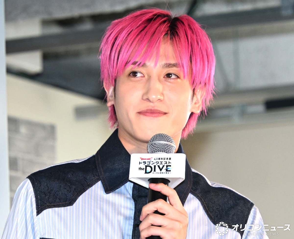 oricon's tweet photo. EXIT兼近『ドラクエ』フローラ派と判明
VR体験中につい口走る「結婚前に戦うヤツが！」
⠀
想像以上の没入感で「戻ってこれないかと」
https://t.co/5Y5QDQK8d6
⠀
東京・東急プラザ原宿「ハラカド」
40周年記念展で体験できるVRアトラクション https://t.co/lq2x9OcHTe