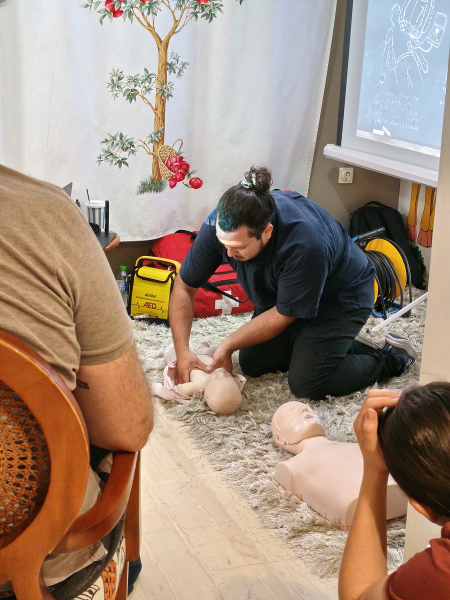 ReliveTraining's tweet photo. 👶 Η ομάδα https://t.co/yZbXHM0v3v. ολοκλήρωσε δύο εκπαιδευτικά προγράμματα Emergency First Aid για νέους γονείς, με τη συμμετοχή 30+ γονέων. Εκπαίδευση σε ΚΑΡΠΑ, πνιγμονή, θέση ασφάλειας &amp; τραυματισμούς ΑΜΣΣ. Η γνώση, η ψυχραιμία και η σωστή αντίδραση σώζουν ζωές. #firstaid https://t.co/BO50nG51wx