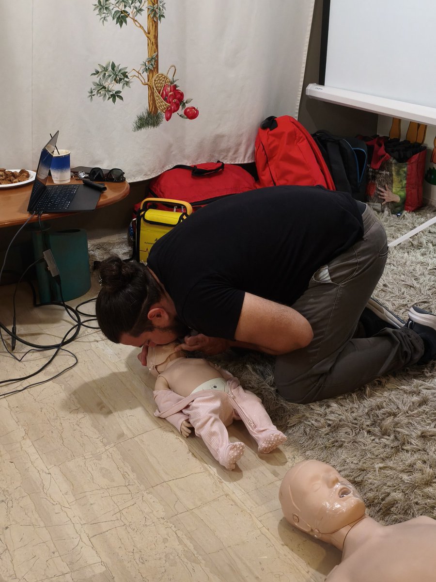 ReliveTraining's tweet photo. 👶 Η ομάδα https://t.co/yZbXHM0v3v. ολοκλήρωσε δύο εκπαιδευτικά προγράμματα Emergency First Aid για νέους γονείς, με τη συμμετοχή 30+ γονέων. Εκπαίδευση σε ΚΑΡΠΑ, πνιγμονή, θέση ασφάλειας &amp; τραυματισμούς ΑΜΣΣ. Η γνώση, η ψυχραιμία και η σωστή αντίδραση σώζουν ζωές. #firstaid https://t.co/BO50nG51wx
