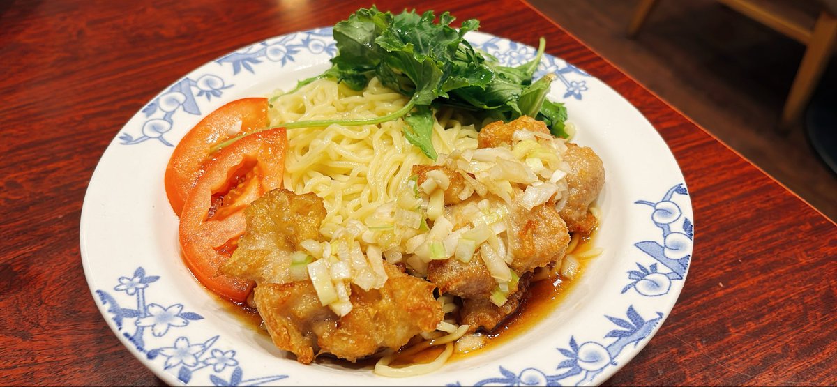 mint_otter_mint's tweet photo. 暑いね、暑いね って 毎日言いっ放しだったから 冷やし中華を食べに行ってきました。店内はすごーく冷房効いてて(効きすぎ) ブルブル震えるほど 寒かったです🥶 注文しちゃったので 冷たい冷やし中華をいただきましたが、温かいものが食べたくなりました😂🥹
基本の五目と 油淋鶏の乗ったやつです https://t.co/jKedCzjxEb