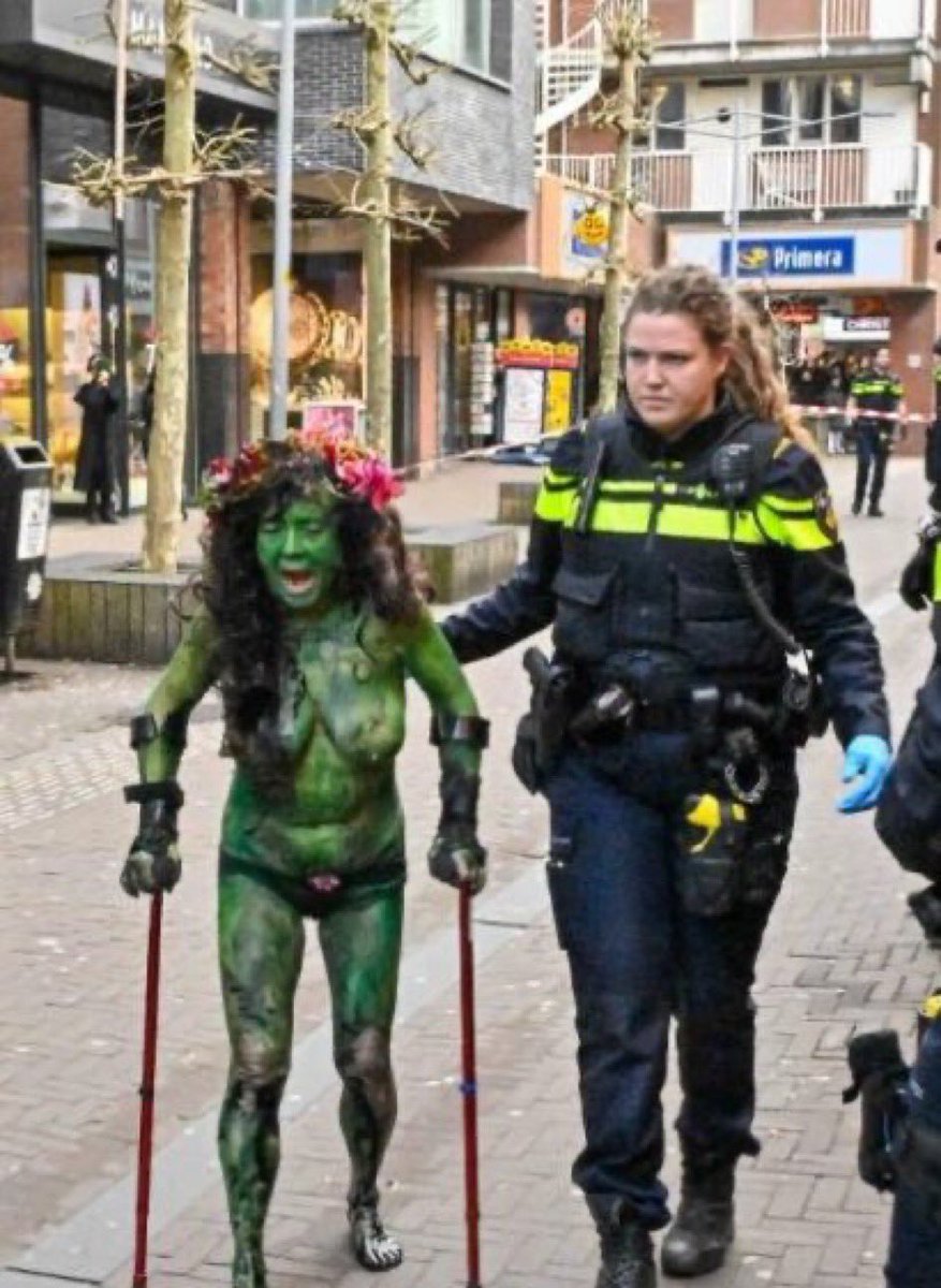 Miss_Royal73's tweet photo. Die Trees!! In een gesloten inrichting... Dat had ik écht niet verwacht... 😂😂

"#XR-activist #Trees bleef eerder maandenlang in gesloten inrichting vanwege ‘verward gedrag.’" https://t.co/vTIKYq0H49