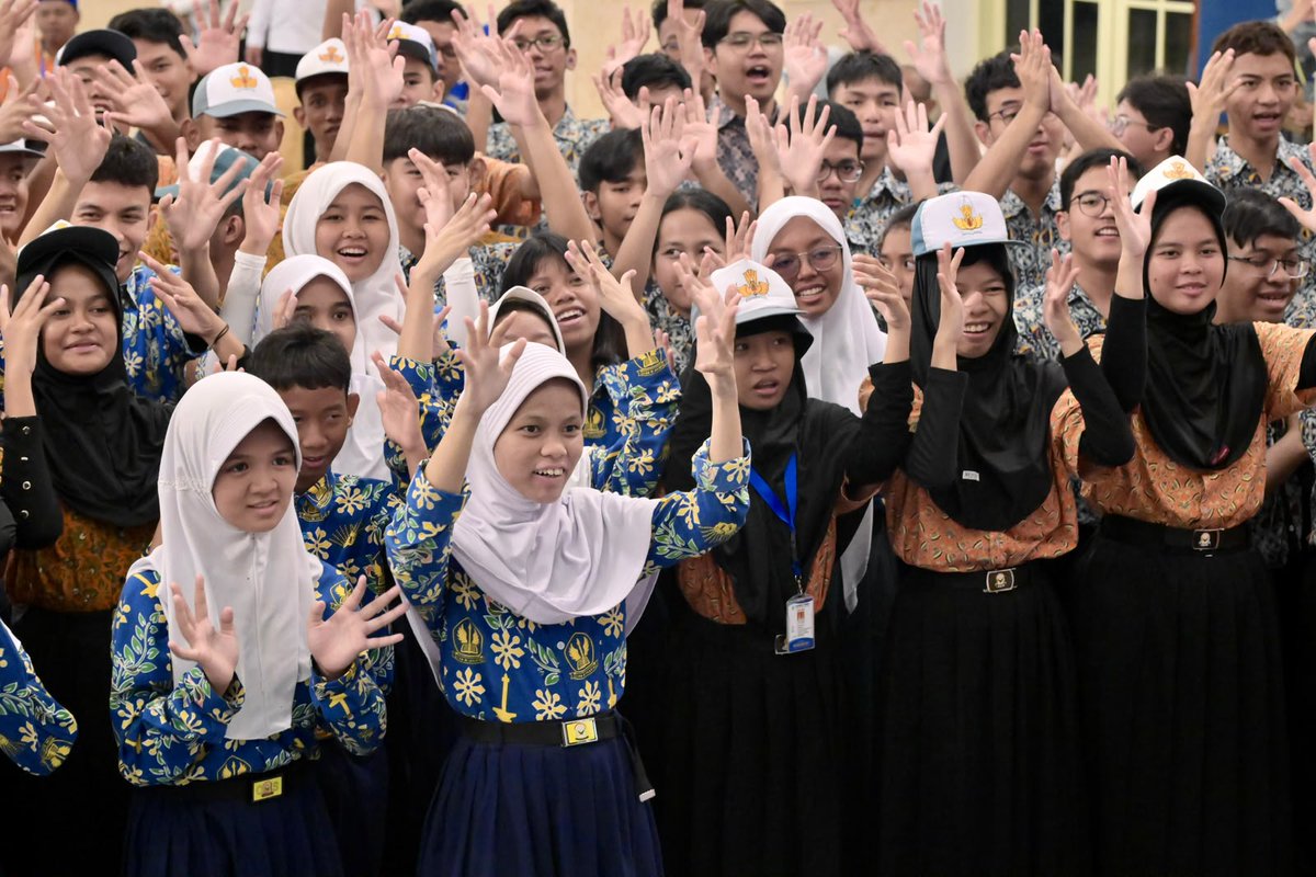 KemensetnegRI's tweet photo. Hari ini, Kamis (16/07/2026), Istana Kepresidenan Jakarta melalui Kementerian Sekretariat Negara membuka pintu bagi para siswa Sekolah Luar Biasa (SLB) dalam program Istana untuk Anak Sekolah. Kegiatan ini menjadi wujud nyata komitmen pemerintah dalam menghadirkan ruang belajar yang inklusif dan terbuka bagi seluruh anak Indonesia, tanpa terkecuali. (1/3)