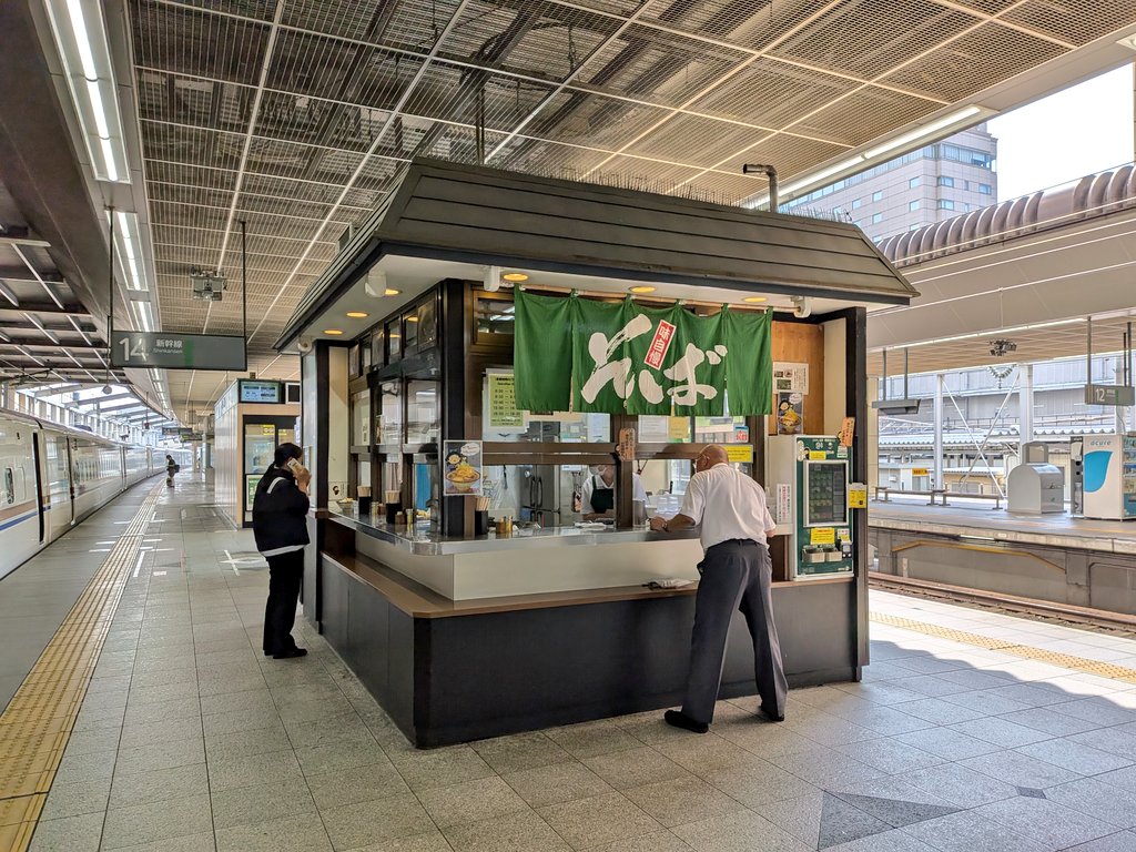 kunio_miracle's tweet photo. もう新規の営業許可が下ろせないタイプの駅蕎麦屋でかけそば🍜 https://t.co/8J93ScvDbi