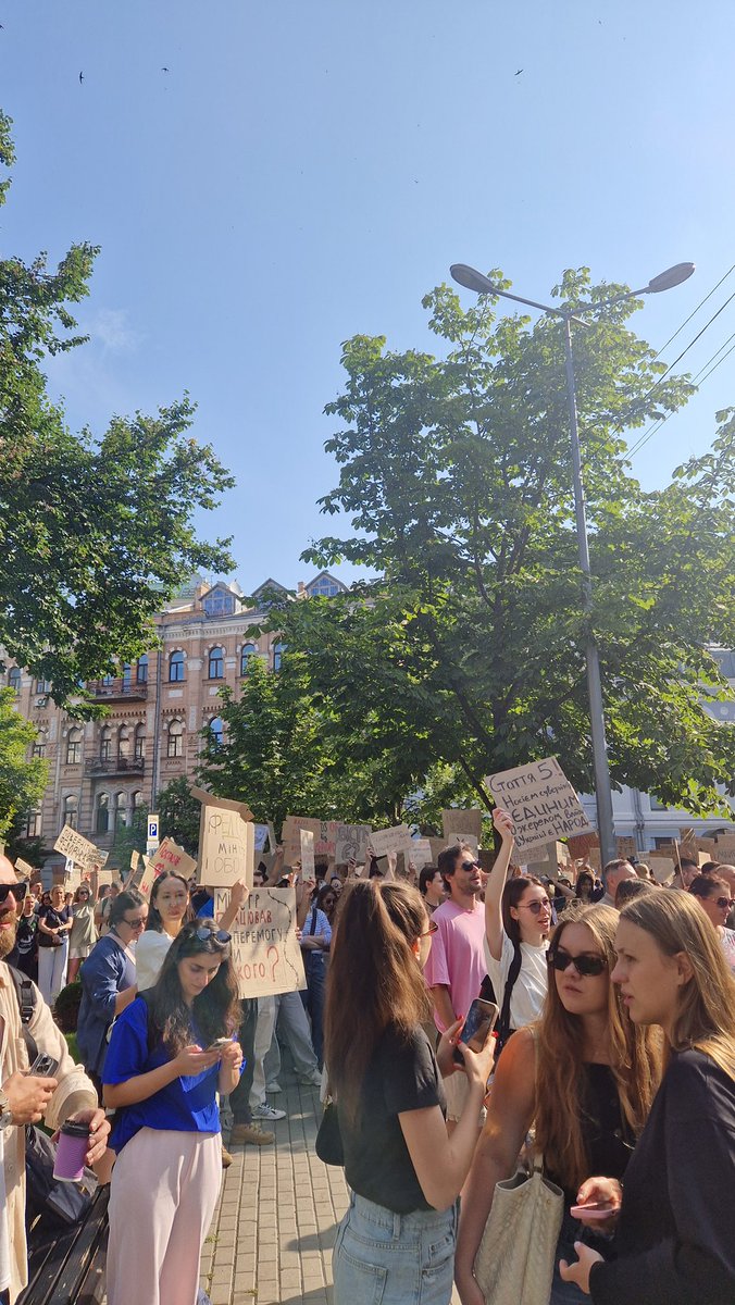 grntmedia's tweet photo. Для людини, яка все життя звикла зважати на громадську думку, Президент Зеленський чомусь занадто часто нею нехтує. Цей цикл наступання на ті самі граблі триває ледве не з перших днів його президентства, і, на жаль, продовжується й до цього дня. 

По всій Україні сьогодні проходять стихійні мітинги обурених людей. Громада взагалі не зрозуміла ситуації навколо різкої відставки Міністра оборони Федорова, якому не дали попрацювати на посаді й шести місяців. 

Без попередження та без підготовчої роботи – а ми не можемо вважати підготовчою роботою серію чорнушних постів в продажних анонімних телеграм-каналах – Президент усунув з посади Міністра оборони, який мав достатній рівень поваги та популярності серед активного українського громадянського суспільства. Бо асоціювався у людей з інноваціями та рухом вперед, з новим сучасним підходом до державного управління. 

Замість того щоб плекати та заохочувати такий підхід, Президент пристав на вимоги «старої гвардії» та забрав у нашого суспільства відчуття руху в майбутнє та надію на технологічний прорив на полі бою. 

Країна вже п'ятий рік живе в тяжких умовах повномасштабної війни. І в умовах цієї війни українське суспільство не має можливості проводити вибори та міняти тих політиків, які не виправдали очікування людей, не чули їх, які обманули очікування або які нехтували громадською думкою. Тож без змоги безпосередньо впливати на те, хто буде представляти інтереси народу у владі, українці принаймні мають розраховувати на чесність та прозорість від тих, кого поміняти наразі неможливо. Цей негласний суспільний договір наразі є наріжним каменем української єдності. І цей договір знову порушили. 

І от ми знову тут.