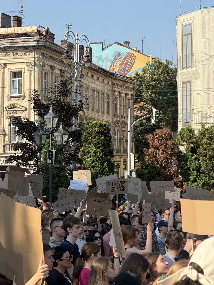 grntmedia's tweet photo. Для людини, яка все життя звикла зважати на громадську думку, Президент Зеленський чомусь занадто часто нею нехтує. Цей цикл наступання на ті самі граблі триває ледве не з перших днів його президентства, і, на жаль, продовжується й до цього дня. 

По всій Україні сьогодні проходять стихійні мітинги обурених людей. Громада взагалі не зрозуміла ситуації навколо різкої відставки Міністра оборони Федорова, якому не дали попрацювати на посаді й шести місяців. 

Без попередження та без підготовчої роботи – а ми не можемо вважати підготовчою роботою серію чорнушних постів в продажних анонімних телеграм-каналах – Президент усунув з посади Міністра оборони, який мав достатній рівень поваги та популярності серед активного українського громадянського суспільства. Бо асоціювався у людей з інноваціями та рухом вперед, з новим сучасним підходом до державного управління. 

Замість того щоб плекати та заохочувати такий підхід, Президент пристав на вимоги «старої гвардії» та забрав у нашого суспільства відчуття руху в майбутнє та надію на технологічний прорив на полі бою. 

Країна вже п'ятий рік живе в тяжких умовах повномасштабної війни. І в умовах цієї війни українське суспільство не має можливості проводити вибори та міняти тих політиків, які не виправдали очікування людей, не чули їх, які обманули очікування або які нехтували громадською думкою. Тож без змоги безпосередньо впливати на те, хто буде представляти інтереси народу у владі, українці принаймні мають розраховувати на чесність та прозорість від тих, кого поміняти наразі неможливо. Цей негласний суспільний договір наразі є наріжним каменем української єдності. І цей договір знову порушили. 

І от ми знову тут.