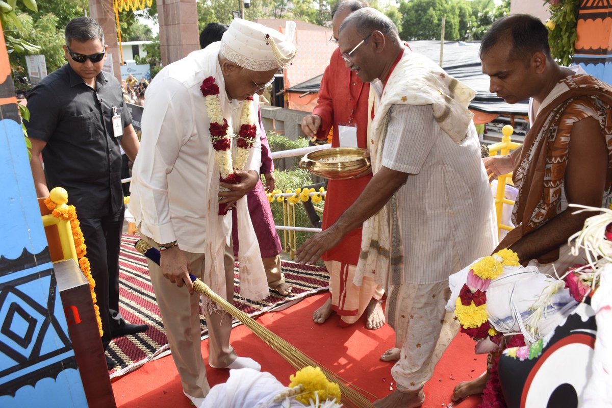 InfoGujarat's tweet photo. મુખ્યમંત્રી શ્રી ભૂપેન્દ્રભાઈ પટેલે જગન્નાથ પુરીની ઝાંખી કરાવતા અડાલજ જગન્નાથ મંદિરની પંચમ રથયાત્રાનો પ્રારંભ કરાવ્યો; મુખ્યમંત્રીશ્રીએ ‘પહિંદ વિધિ’ અને આરતી કરીને ધન્યતા અનુભવી...

સવારે 9:00 કલાકે શરૂ થયેલી આ રથયાત્રા પૂર્વે મંદિર પ્રશાસન દ્વારા મુખ્યમંત્રી શ્રી ભૂપેન્દ્રભાઈ પટેલનું પુષ્પહાર તેમજ પરંપરાગત પાઘડી પહેરાવીને ભાવભર્યું સ્વાગત કરાયું...

અડાલજથી શરૂ થયેલી આ રથયાત્રા શનિ મંદિર, ઉવારસદ બ્રિજ અને અડાલજ સર્કલ થઈને માઁ અન્નપૂર્ણા મંદિર ખાતે પહોંચશે; અન્નપૂર્ણા મંદિર ખાતે તમામ ભક્તો માટે મહાપ્રસાદનું આયોજન, જ્યાં વિરામ બાદ રથયાત્રા પુનઃ નિજ મંદિરે પરત ફરશે...

#RathYatra #RathYatra2026