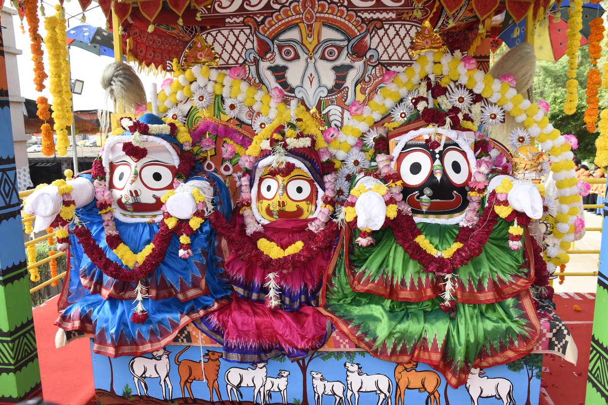 InfoGujarat's tweet photo. મુખ્યમંત્રી શ્રી ભૂપેન્દ્રભાઈ પટેલે જગન્નાથ પુરીની ઝાંખી કરાવતા અડાલજ જગન્નાથ મંદિરની પંચમ રથયાત્રાનો પ્રારંભ કરાવ્યો; મુખ્યમંત્રીશ્રીએ ‘પહિંદ વિધિ’ અને આરતી કરીને ધન્યતા અનુભવી...

સવારે 9:00 કલાકે શરૂ થયેલી આ રથયાત્રા પૂર્વે મંદિર પ્રશાસન દ્વારા મુખ્યમંત્રી શ્રી ભૂપેન્દ્રભાઈ પટેલનું પુષ્પહાર તેમજ પરંપરાગત પાઘડી પહેરાવીને ભાવભર્યું સ્વાગત કરાયું...

અડાલજથી શરૂ થયેલી આ રથયાત્રા શનિ મંદિર, ઉવારસદ બ્રિજ અને અડાલજ સર્કલ થઈને માઁ અન્નપૂર્ણા મંદિર ખાતે પહોંચશે; અન્નપૂર્ણા મંદિર ખાતે તમામ ભક્તો માટે મહાપ્રસાદનું આયોજન, જ્યાં વિરામ બાદ રથયાત્રા પુનઃ નિજ મંદિરે પરત ફરશે...

#RathYatra #RathYatra2026