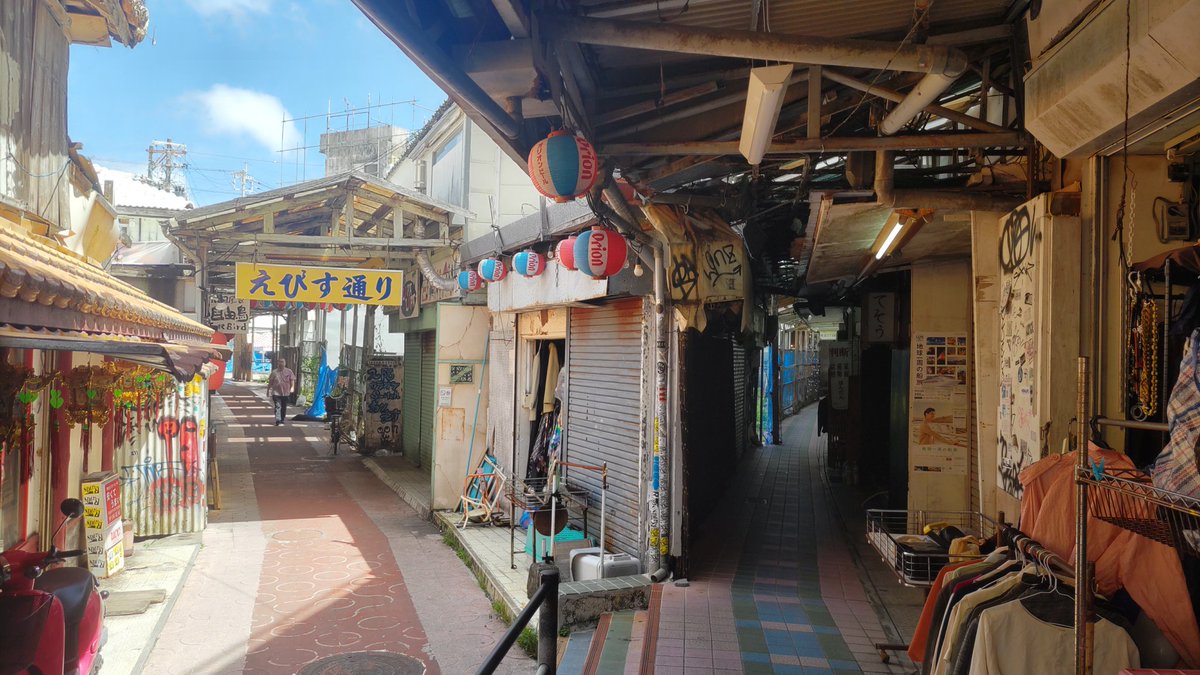 furonomono's tweet photo. 屋根がかかった道で、、段差があって、分かれ道。
良いねえ。 https://t.co/hEIzbCnoZB