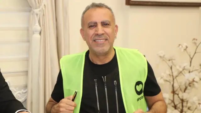 ZeminHaberTR's tweet photo. Haluk Levent:

— Hiçbir zaman Ahbap Derneği'nden para alıp oynamadım. 

— Eğer böyle bir şey iddia ediyorlarsa en başta içişleri Bakanlığının Başmüfettişlerinin istifa etmesi gerekiyor. 

— 2023, 2024 ve 2025 yıllarında vatandaşlarımızın alın teriyle, küçücük çocuklarımızın harçlarıyla yardımda bulunduğu Ahbap Derneği'nin tüm faaliyet raporları denetlenmiş ve herhangi bir olumsuzluğa rastlanılmamıştır.

— Bunu ben değil İçişleri Bakanlığı müfettişleri raporları ile ilettiler.