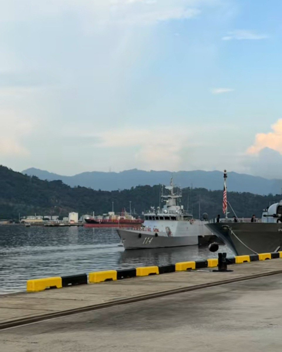 MalaysiaMonitor's tweet photo. 15 Jul – KD Rencong (114) departing from Sepanggar Naval Base and headed for the Luconia Shoals, where they are likely to encounter CCG 5302 that has been patrolling inside of Malaysia's Maritime Zone since June.

15th July 2026
Src - Socmed https://t.co/9dvvTb6ubp