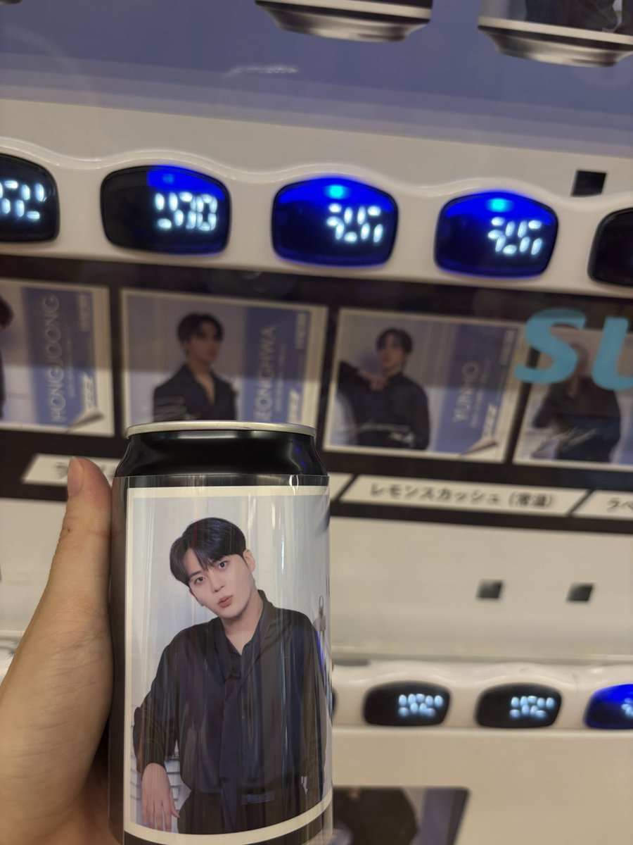 min_chaaaa's tweet photo. ATEEZ缶 発見できました！！

１回だけと心に誓って念を込めてボタンを押したらジョンホちゃんきてくれた🐻
コマウォ🙌 https://t.co/6HArLK3qhb