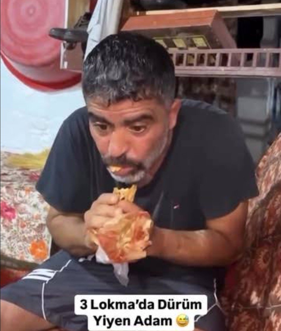tcaybars001's tweet photo. Akraba torpiliyle elinde kalemle gezen Ali İhsan, eminim bu yazıları okurken bir elinde maydonoz dönerin zurna dürümü vardı. O kadar basiretsiz, o kadar liyakatsiz. @alikarahasanog https://t.co/SQGPLkSPat