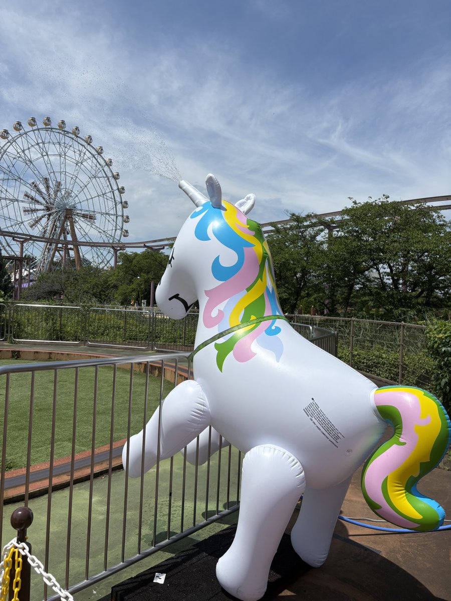 tobuzoo1981's tweet photo. 🦄✨ハートフルタウンにツノからお水が出る不思議なユニコーンを発見！

夏だ！びっしゃーゆうえんちで大活躍中‼

遊びに来たら、ぜひブルンさんのGOGO！スクールバスに会いに来てくださいね😄🌈

#東武動物公園　#遊園地　#夏　#暑い　#ちびっこも濡れよう https://t.co/yQAy0iuTy1
