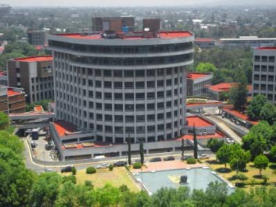 irlandamaya's tweet photo. El Instituto Nacional de Cardiología Ignacio Chávez, es un referente a nivel internacional, y un orgullo para los mexicanos... fue inaugurado el 18 de abril de 1944 por el doctor Ignacio Chávez y es considerado el primer instituto especializado en cardiología del mundo!... Desde su creación fue concebido como un centro que integrara atención médica, investigación científica, formación de especialistas y compromiso social, un modelo que posteriormente inspiró a instituciones similares en otros países. 
A lo largo de más de ocho décadas, el Instituto se ha consolidado como el principal centro mexicano para la atención de enfermedades cardiovasculares de alta especialidad. Además brinda servicios de tercer nivel, desarrolla investigación clínica y básica en cardiología, cardioneumología, nefrología y reumatología, con importantes aportaciones al conocimiento médico. 
Su prestigio internacional también se refleja en la formación de recursos humanos. Cerca de 2,500 médicos provenientes de alrededor de 60 países han realizado residencias y estancias académicas en la institución, convirtiéndola en uno de los centros de enseñanza cardiovascular más reconocidos de América Latina. 
En 2026, el Instituto reforzó su liderazgo al convertirse en el primer hospital de México en obtener una doble certificación internacional otorgada por la American Heart Association para la atención de insuficiencia cardiaca y dolor torácico, reconocimiento que avala el cumplimiento de estándares internacionales de calidad y seguridad en la atención de los pacientes. 
Gracias a su combinación de excelencia científica, innovación, docencia y atención humanitaria, el Instituto Nacional de Cardiología Ignacio Chávez continúa siendo un referente nacional e internacional en el combate de las enfermedades cardiovasculares, una de las principales causas de muerte en el mundo. 
Conozco bien este instituto porque he realizado muchas entrevistas ahí, he entrevistado a sus pacientes y trabajadores... este instituto NO esta mal administrado... el grave problema que tiene, al igual que todos los Institutos de Salud, es la falta de recursos, por la disminución y el recorte general al presupuesto de salud... 
Ojalá que las acusaciones de un señor que solo pedia ser favorecido con su familiar, no sean el pretexto para cometer mas injusticias en ese Instituto. Me consta y tengo testimonios de cientos, cientos de pacientes que han recibido ahí una atención ejemplar y sin costo, aunque la realidad es que todo cuesta y hay tecnología, prótesis, y fármacos de última generación que son costosos, y para tenerlos se requieren mucho más recursos, y NO recortes. No al influyentismo, si al reconocimiento y apoyo total para un instituto que atiende a la población más vulnerable del país. 
Un reconocimiento muy merecido al Instituto Nacional de Cardiología, a su personal y a sus directivos. 🙏