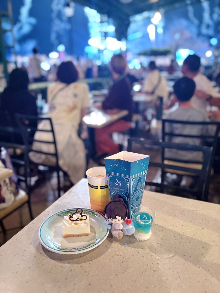 kx5lk's tweet photo. レイ先生とディズニー🏰🧊

鬼暑くて大変だったけどレイ先生の周りは涼しくてさすが~⋆.˚
 #恋と深空 https://t.co/JXdoHcwISo