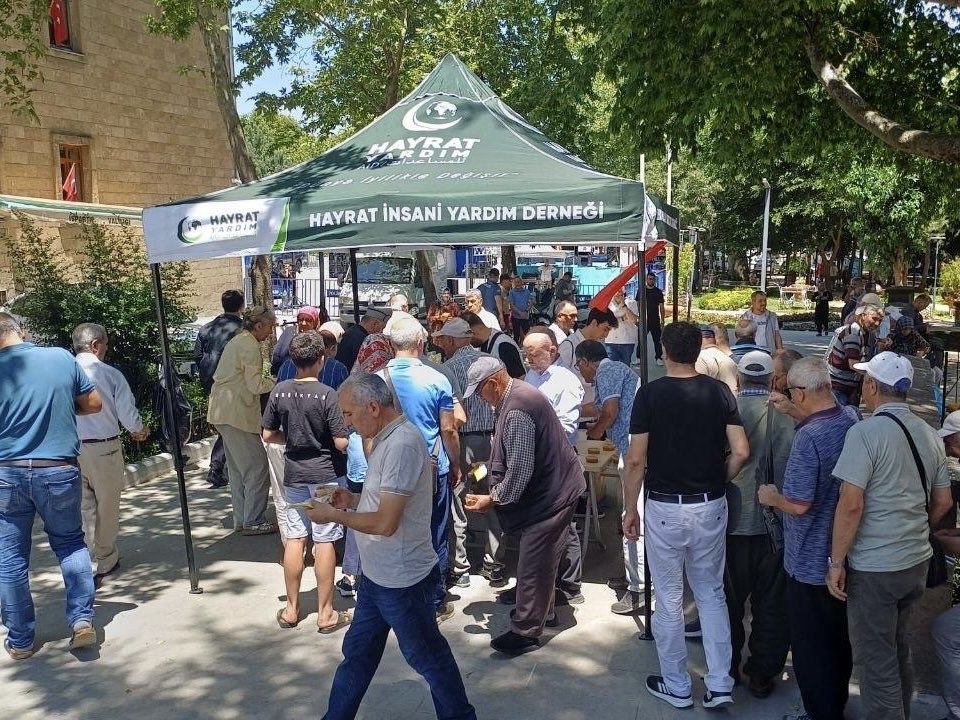 hayratyardim's tweet photo. 15 Temmuz Demokrasi ve Millî Birlik Günü anma programlarında, Türkiye'nin dört bir yanındaki meydanlarda vatandaşlarımızla bir araya geldik çeşitli ikramlarda bulunduk.

Bu vesileyle bir kez daha aziz şehitlerimizi rahmet ve minnetle, kahraman gazilerimizi ise şükranla yâd ediyoruz.

Rabbimiz, ülkemizin birlik ve beraberliğini daim eylesin.